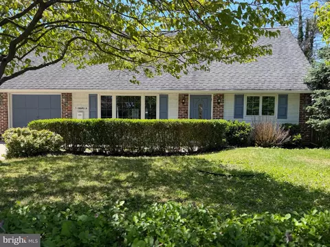 71 Kingapple Ln, Levittown, PA 19055