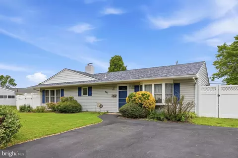 442 Lakeside Dr, Levittown, PA 19054