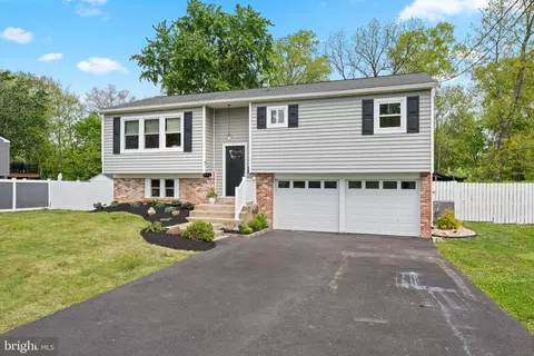 972 Log College Dr, Warminster, PA 18974
