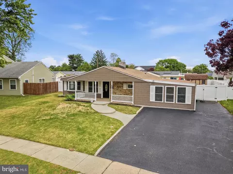72 Lavender Ln, Levittown, PA 19054