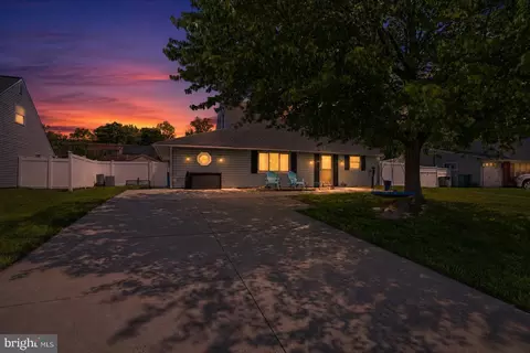 14 Hemlock Rd, Levittown, PA 19056