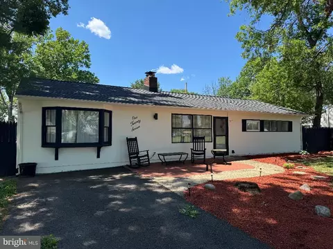 127 Oaktree Dr, Levittown, PA 19055