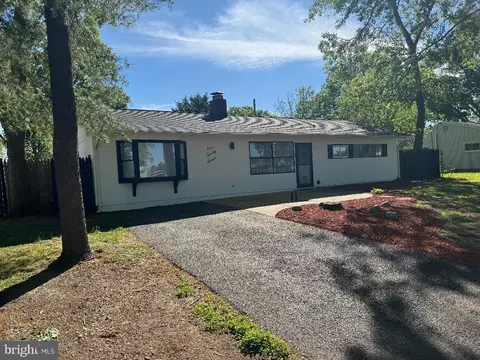 127 Oaktree Dr, Levittown, PA 19055