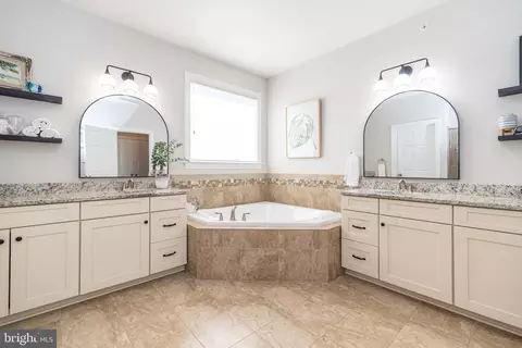 Bath - 73 Creekview Ln, Yardley, PA 19067 photo 4 of 9