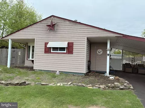 9 Disk Ln, Levittown, PA 19055