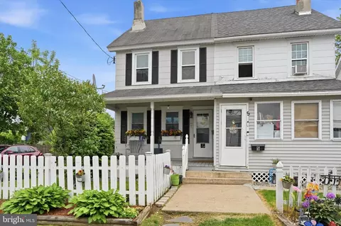 7 E Maple Ave, Morrisville, PA 19067