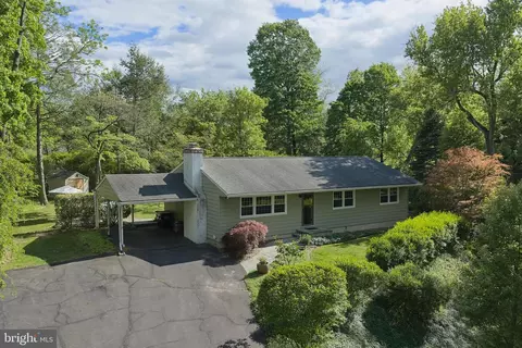 77 Sunset Dr, New Hope, PA 18938