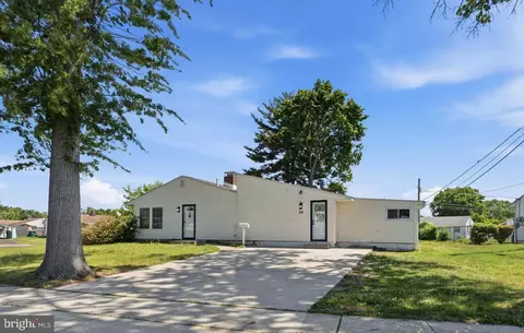 54 Freedom Ln, Levittown, PA 19055