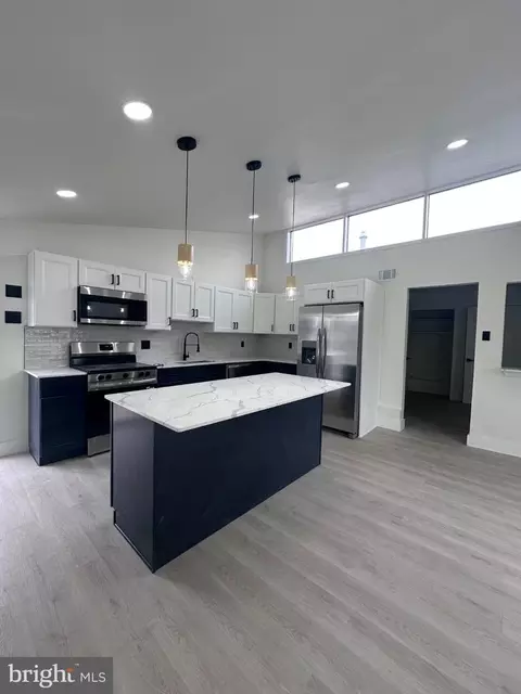54 Freedom Ln, Levittown, PA 19055