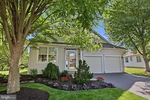 8 Tupelo Ln, Langhorne, PA 19047