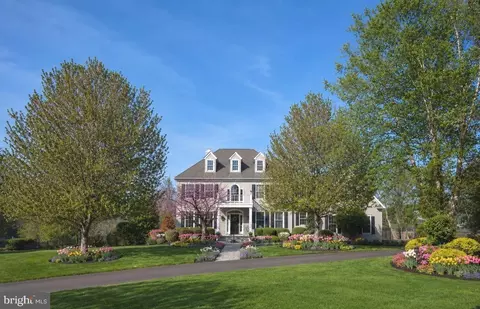 8 Eastburn Dr, New Hope, PA 18938