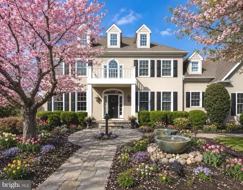 8 Eastburn Dr, New Hope, PA 18938