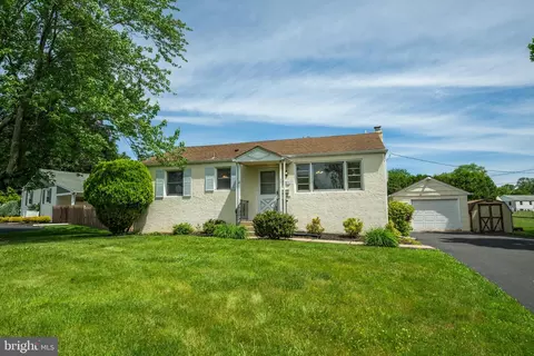 22 Mapleview Dr, Feasterville Trevose, PA 19053
