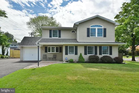 65 Hawk Rd, Levittown, PA 19056