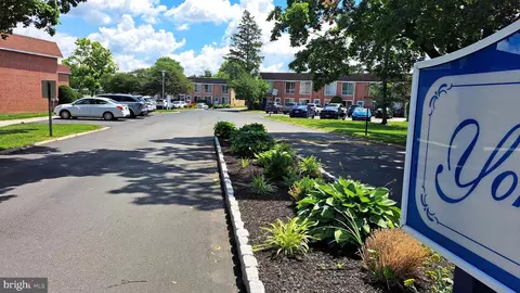 205 Saratoga Ct, Warminster, PA 18974