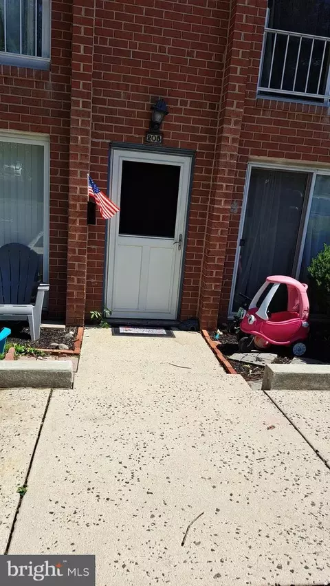 205 Saratoga Ct, Warminster, PA 18974