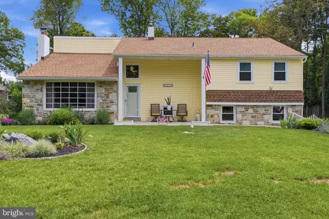 2813 Country Ln, Langhorne, PA 19047