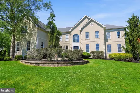 2 Rossiter Cir, New Hope, PA 18938