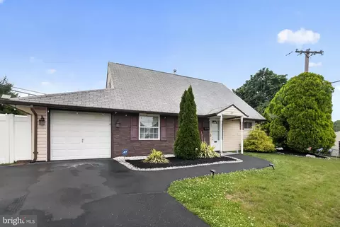 39 Cable Rd, Levittown, PA 19057