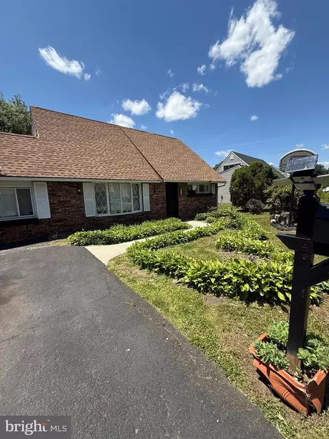 99 Kingwood Ln, Levittown, PA 19055