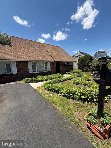 99 Kingwood Ln, Levittown, PA 19055