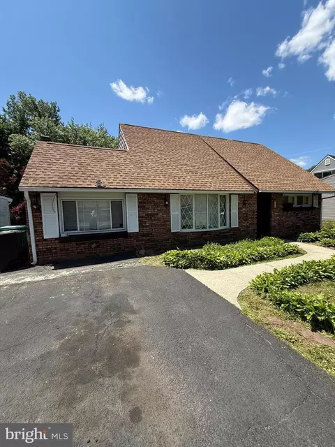 99 Kingwood Ln, Levittown, PA 19055