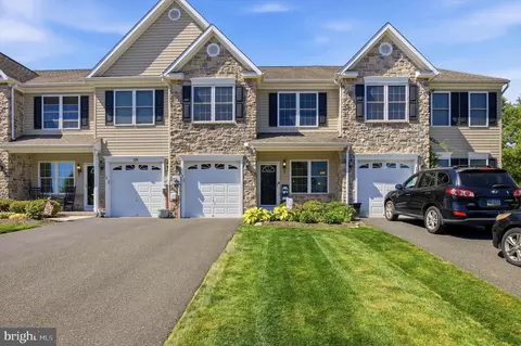 19 Woodspring Cir, Sellersville, PA 18960