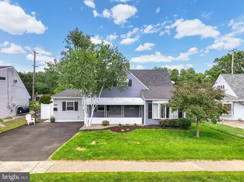 360 Holly Dr, Levittown, PA 19055