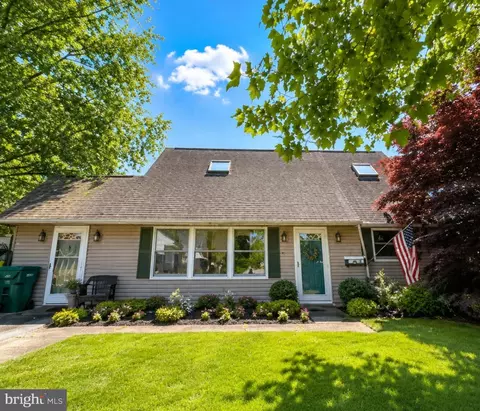 2 Quay Rd, Levittown, PA 19057