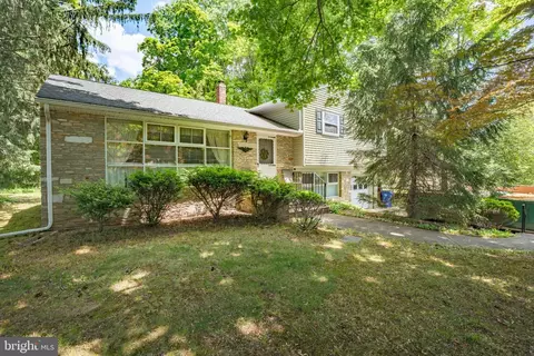 14 Hilltop Rd, Morrisville, PA 19067