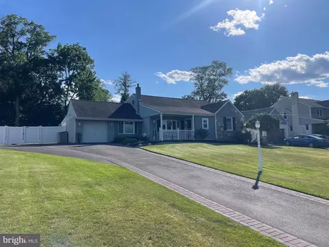 1004 Hillside Dr, Southampton, PA 18966