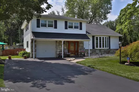573 Hammond Dr, Yardley, PA 19067