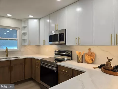 10 Linden Ln, Levittown, PA 19054