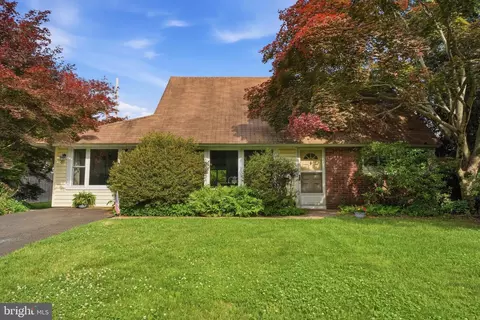 58 Trail Rd, Levittown, PA 19056