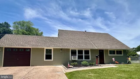 46 Twin Oak Dr, Levittown, PA 19056