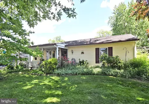 70 Tall Pine Ln, Levittown, PA 19054