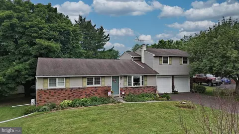 238 W Schwenkmill Rd, Perkasie, PA 18944