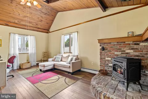 7 Misty Pine Rd, Levittown, PA 19056