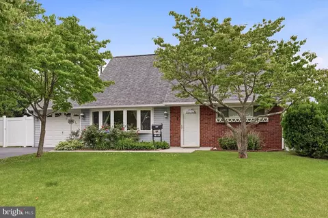59 Quail Rd, Levittown, PA 19057