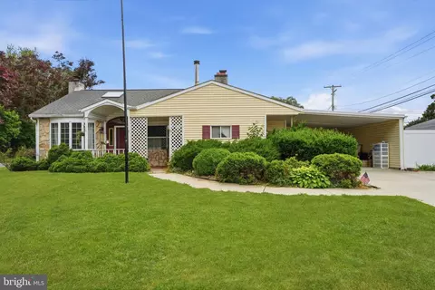 1 Meadow Ln, Levittown, PA 19054