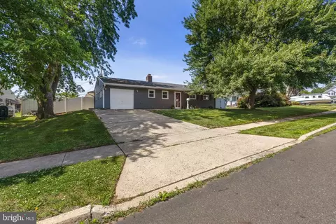 49 Meadow Ln, Levittown, PA 19054