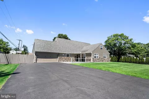 57 Rust Hill Rd, Levittown, PA 19056