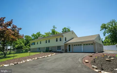11 Williams Ln, Yardley, PA 19067