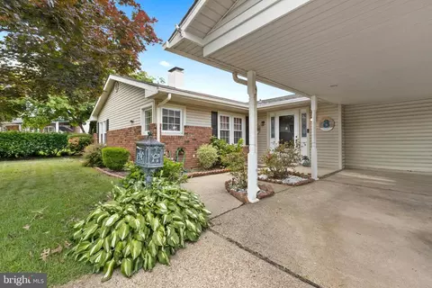 8 Marigold Cir, Levittown, PA 19054