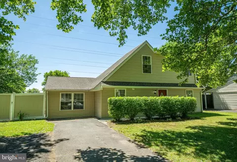 69 New School Ln, Levittown, PA 19054