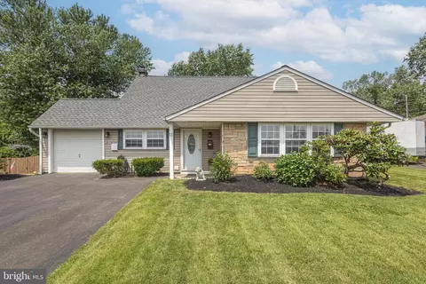 11 High Rd, Levittown, PA 19056