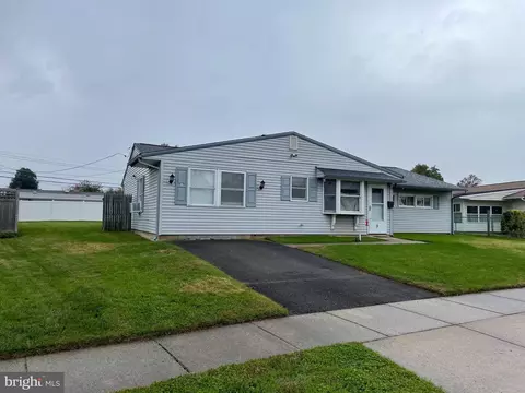 3 Lilac Ln, Levittown, PA 19054