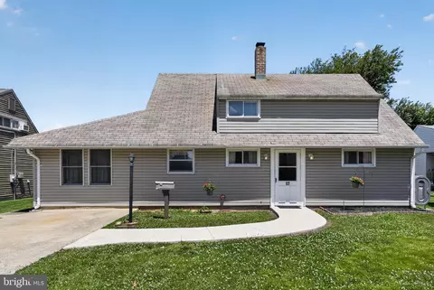 17 Idolstone Rd, Levittown, PA 19057