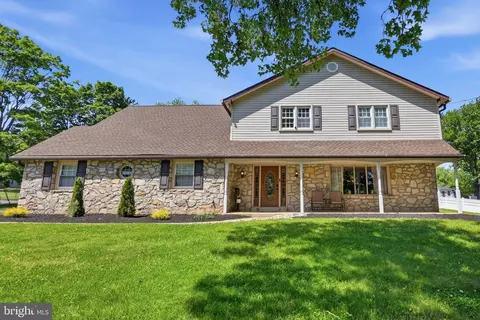 77 Cameron Dr, Holland, PA 18966