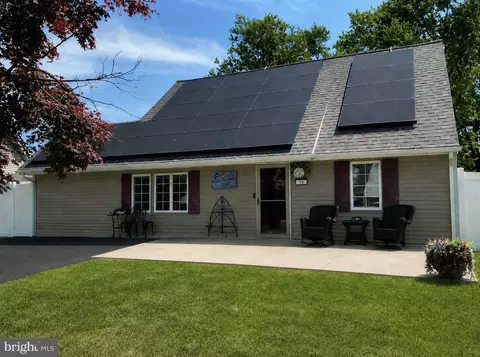 10 Indian Red Rd, Levittown, PA 19057
